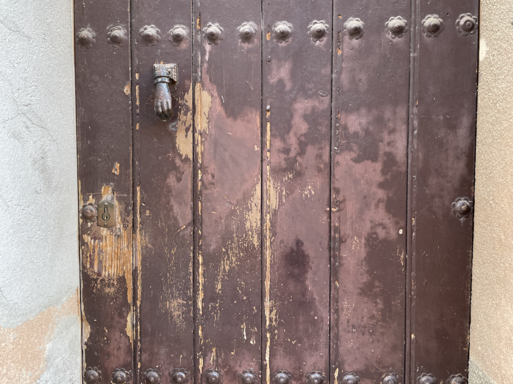 picture of a rusting door 